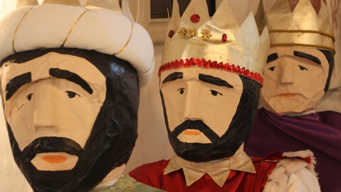 Tre papirpuppet af konger med kroner og barter