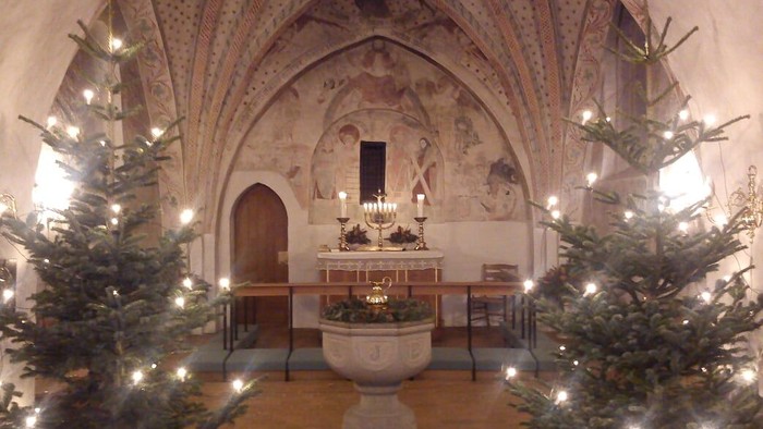 Indre del af kirke med juletænder og alter