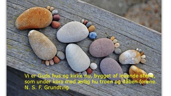 En række bopæler på en træplank med en citat fra N. S. F. Grundtvig.