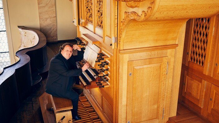 Mand spiller orgel i stor kirke