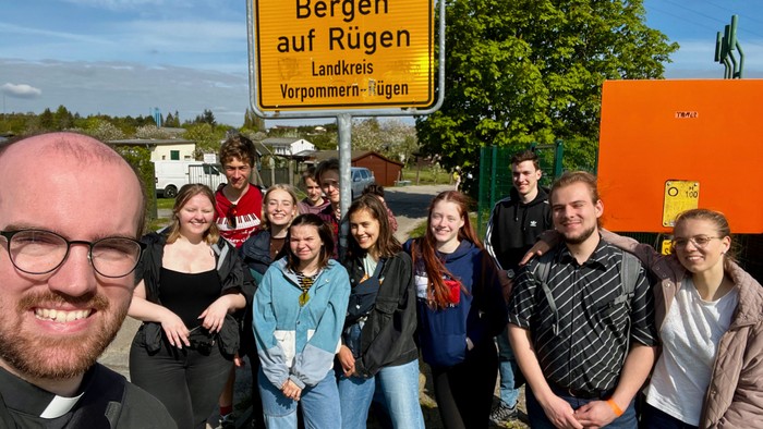 Ein Gruppe von Menschen posiert vor einem Schild mit der Aufschrift "Bergen auf Rügen".