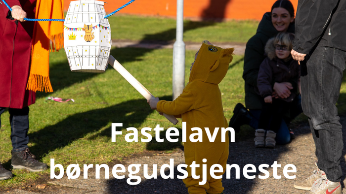 Børn spiller fastelavn, en børn i bjørne dragt slår på kølle med en stok.