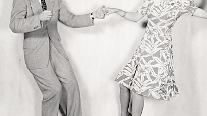 Ein Mann und eine Frau tanzen in Schwarz-Weiß.