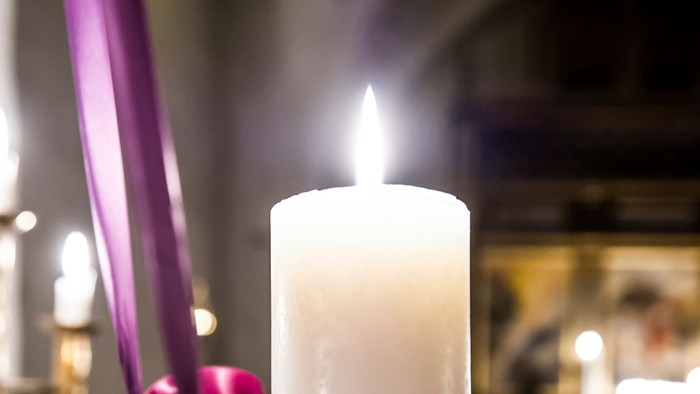 En lysende lysekone med violet bånd og en tannekrans.