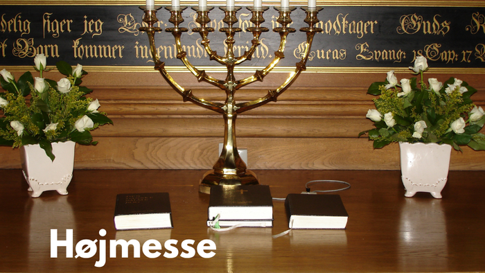 En højmesse med blomster og lysestage