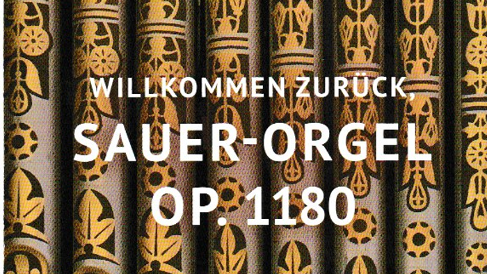 Das Bild zeigt eine Sauer-Orgel mit aufwendigen Verzierungen und dem Text "Willkommen Zurück Sauer-Orgel Op. 1180".