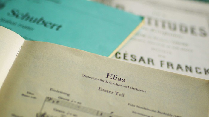 Notenblätter von Schubert und Franck liegen auf einem Tisch