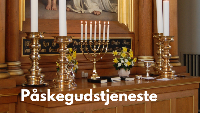 Pæskegudstjeneste i kirke med lysstake og blomster.