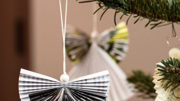 En juledekoreret gran og lysende lyse.