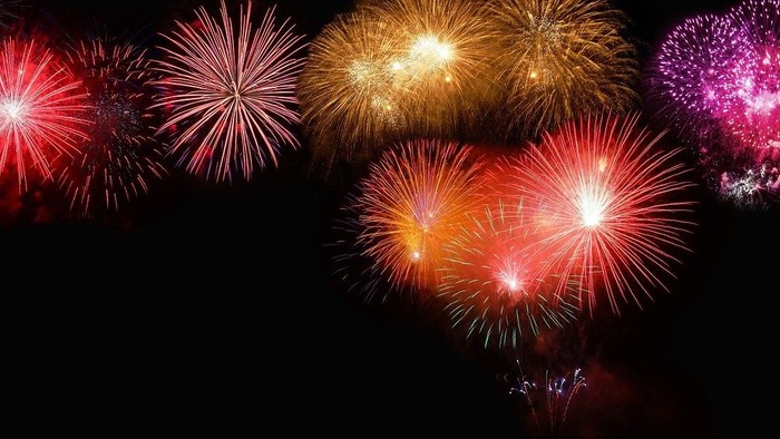 Farverige fyrværkeri i nattehimmel