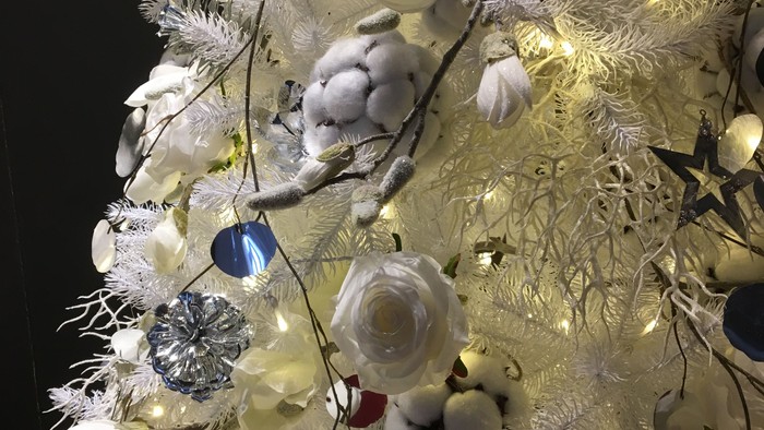 En hvid jul ejendoms med lys og dekorationer