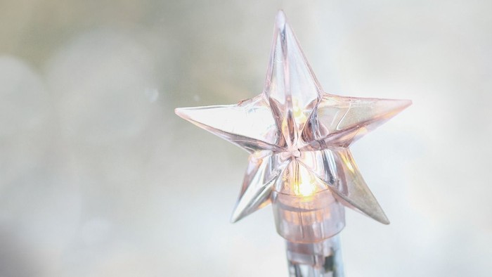 En lysende stjernespire med bløt lys.