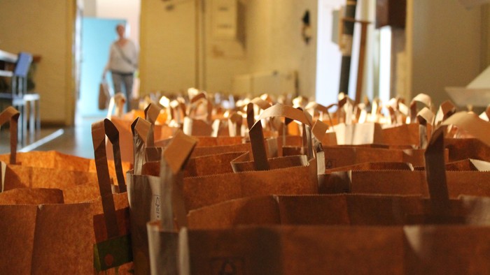 Viele Stühle in einem Raum mit einem Mann im Hintergrund.