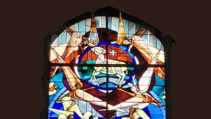 Buntes Kirchenfenster mit religiösen Motiven