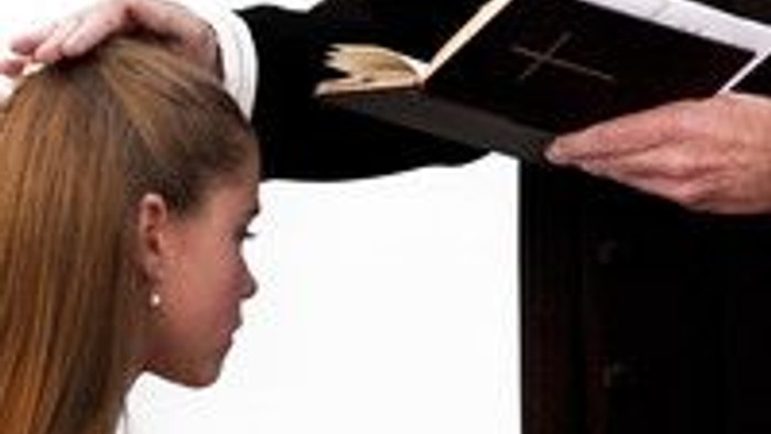 En kvinde ser på en tablet, som holdes op af en person.