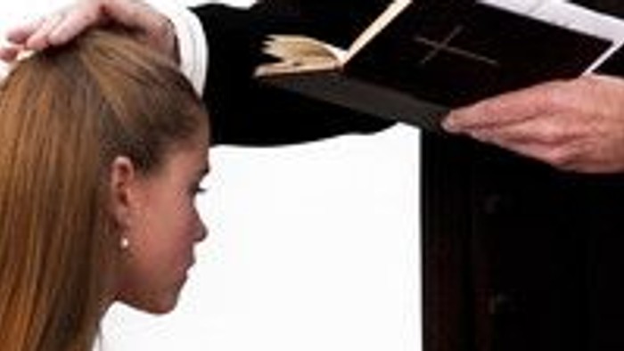 En kvinde ser på en tablet, som holdes op af en person.