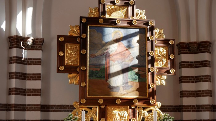 Guldrammed altartavle i kirke