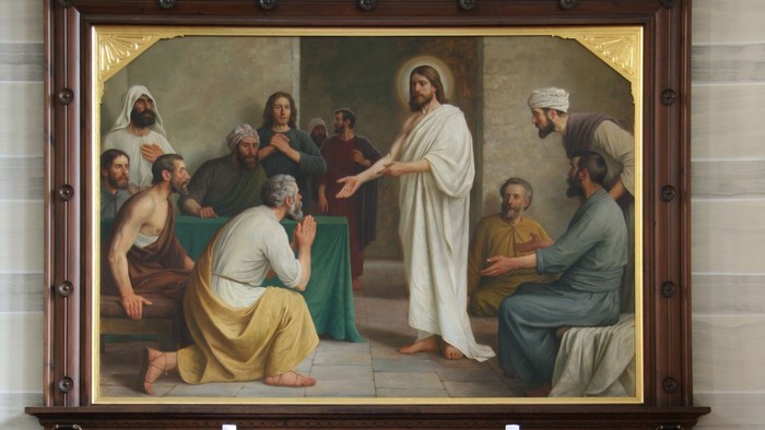 Alter i kirke med maleri af Jesus og hans disciples