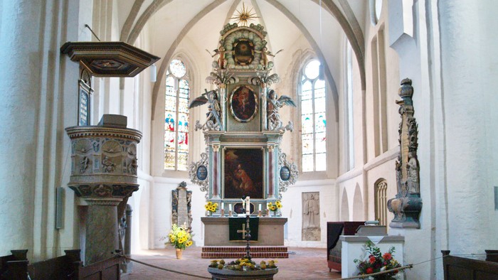 Innenraum einer Kirche mit Altar, Kanzel und Statuen