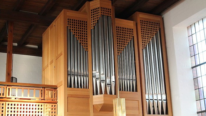 Orgel in Kirche aus Holz mit vielen Pfeifen