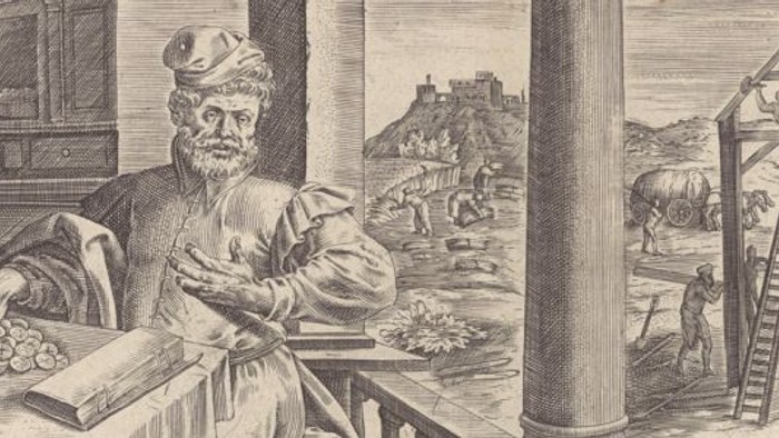 En gammel mand læser bog på en balkon med udsigt over en landsby og en bygning under opførelse.