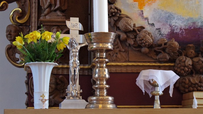 Altaret er dekket med blomster og religiøse symboler