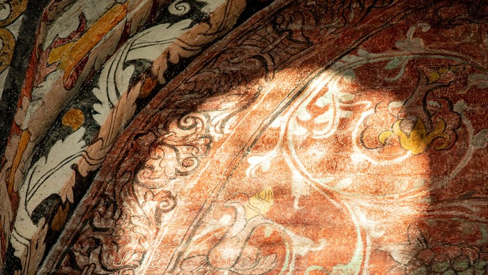 Dekorerede vægmaleri med blomster og bladmønstre