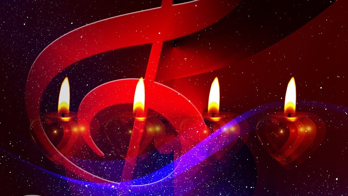 Drei brennende Kerzen vor einem sternenklaren Nachthimmel