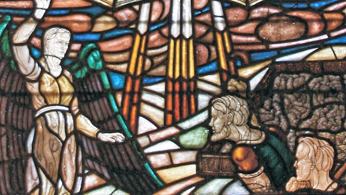 Buntes Kirchenfenster mit biblischen Szenen