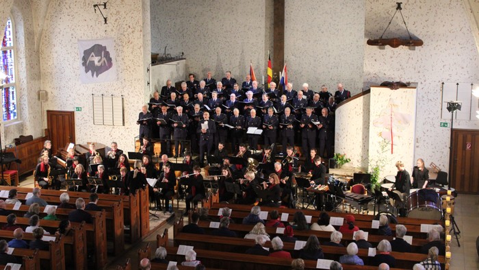 Große Kirchenveranstaltung mit Chor und Publikum