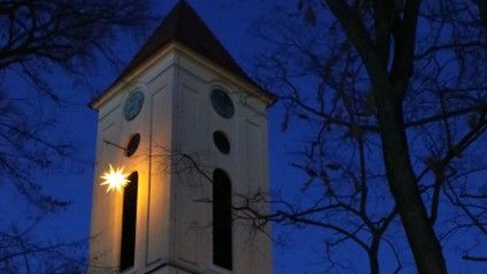 Kirchturm bei Nacht, beleuchtet, Uhr, Menschen davor