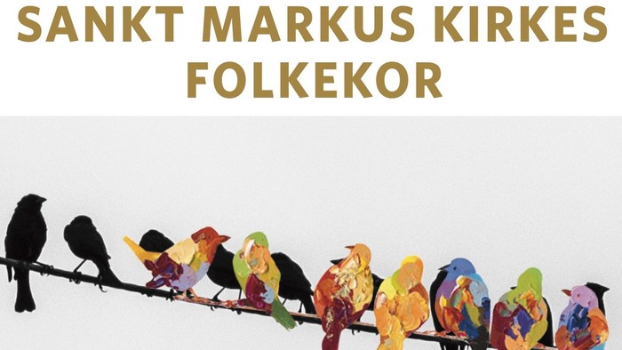 En flok farverige fugle sidder på en trægren med teksten "SANKT MARKUS KIRKES FOLKEKOR" ovenpå