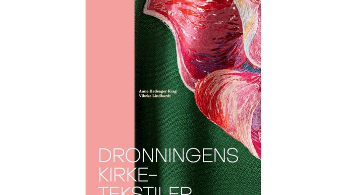 Bog med farverige dronningens kirke-tekstiler