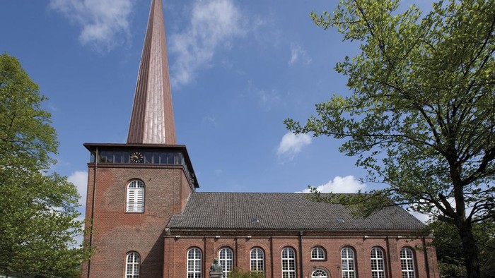 Kirchengebäude mit hohem Turm und blauen Himmel