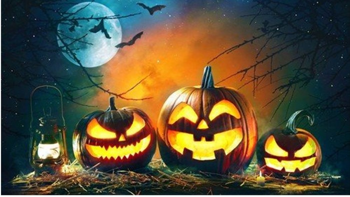 Firebærne er placeret på en haug med strå og er belyset fra inden for.