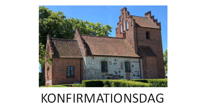 Gammel kirke på landsbygdsag med tømret tak og murstensmurer