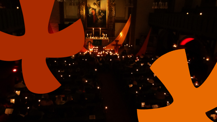 Kerzen erleuchten den Raum, große rote Schneeflocken sind sichtbar