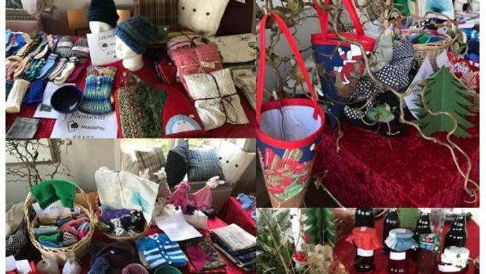 Billede af julemarked med mange håndværkede artikler og pynt