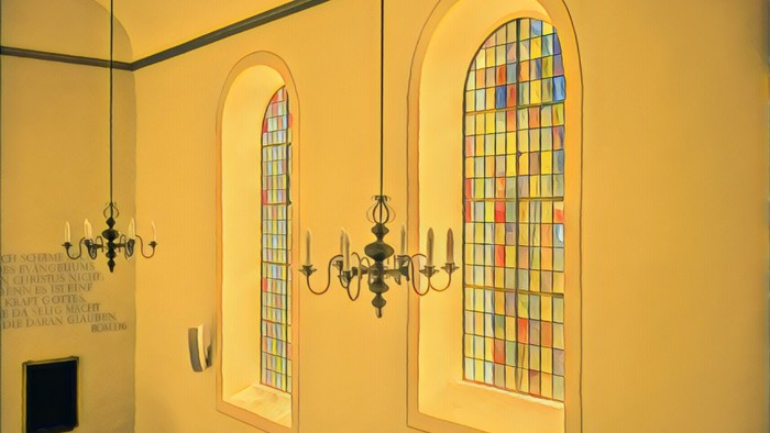 Zwei bunte Kirchenfenster mit Kronleuchtern