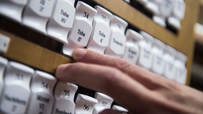 Hand greift nach Tabakdosen auf Regal