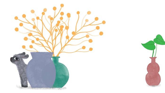 En bjørn og to blomsterstænger i vaaser