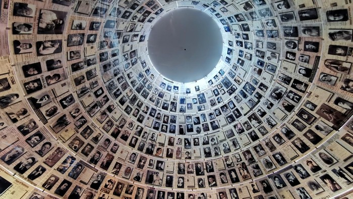 Das Bild zeigt eine Kuppel, die mit zahlreichen Schwarz-Weiß-Fotos geschmückt ist.