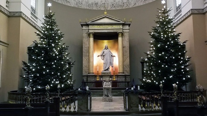 To alter: To alter: Kirkeindretning med juletre og alter.