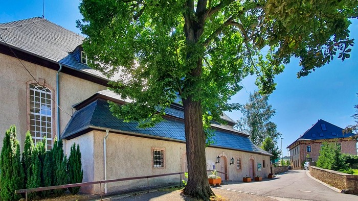 Ein malerisches Dorf mit alten Häusern und üppigen Bäumen