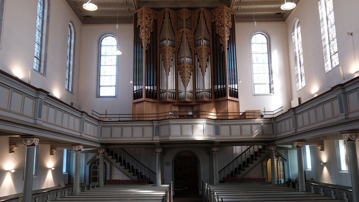 Große Kirche mit großer Orgel und Treppe