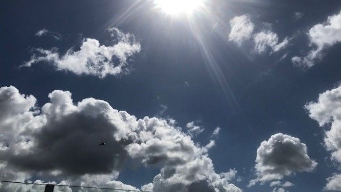 Sonniger Himmel mit flauschigen Wolken und blauen Flecken