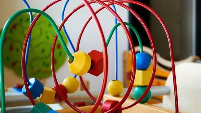 Bunte Kinderbausteine und -kugeln auf einem Spielzeug.