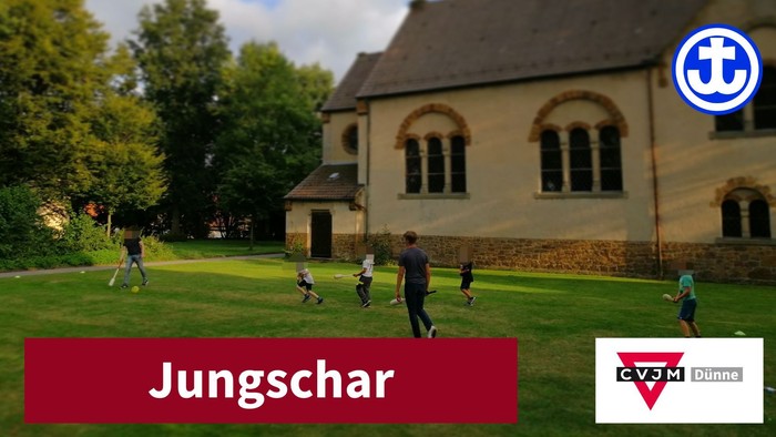 Kinder spielen auf einem grünen Rasen vor einem Haus, Jungschar.