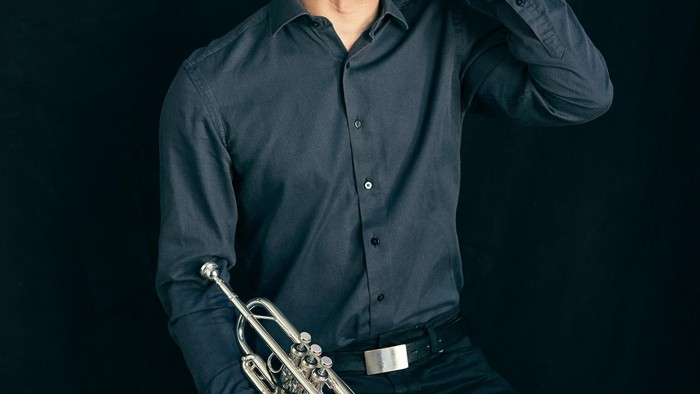 En ung mand med trompete.