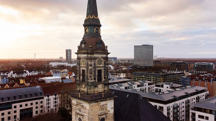 Bygning med tårn i bymiljø